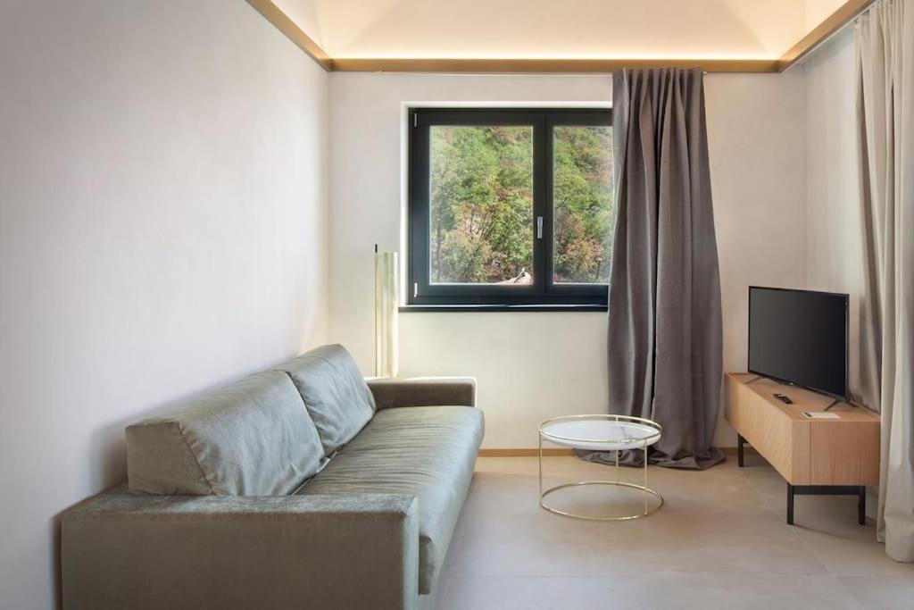 Villa Divina - Apt Divina Con Piscina E Vista Lago Castelletto Di Brenzone Exterior photo