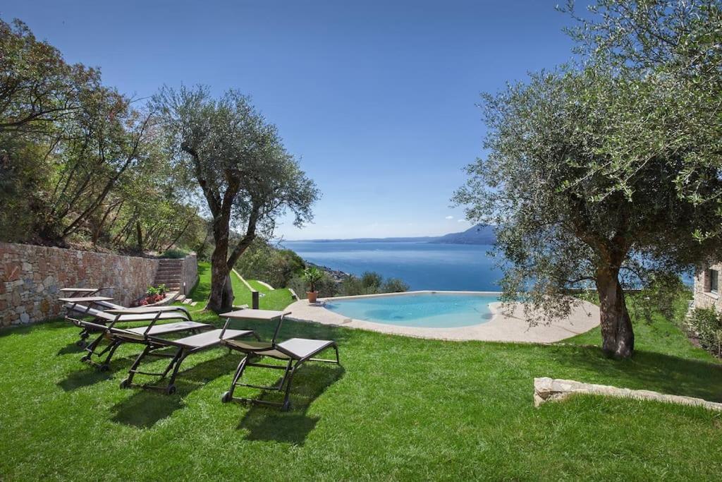 Villa Divina - Apt Divina Con Piscina E Vista Lago Castelletto Di Brenzone Exterior photo