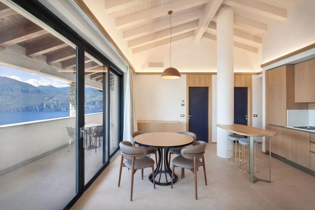 Villa Divina - Apt Divina Con Piscina E Vista Lago Castelletto Di Brenzone Exterior photo